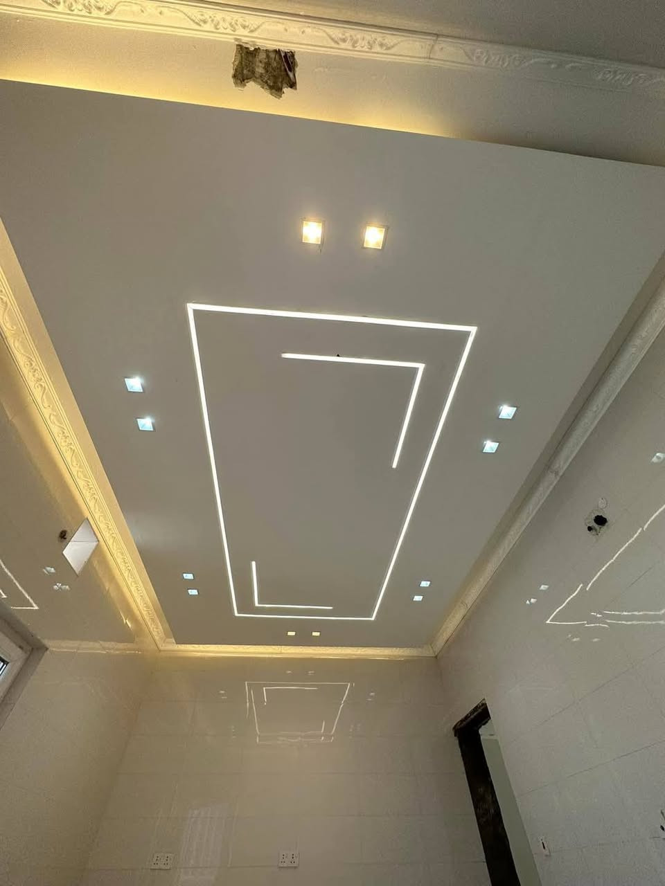 نعمل بكافة أنواع الديكورات جبس بورد 
سقوف ثانويه صبغ واجهيات منازل للاتصال *********** عمارة, ميسان
