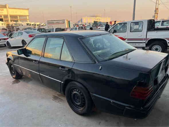 ئەم مارسیدسە جوانە بۆ فرۆشتن مۆدێلی ١٩٨٩سەیارەکی جوان و بێ مەسرفە گێڕو مەکینە بەتەی ٣٠٠٠ مەکینە و گێڕی بە شەرتی فیتەر چوار تایە و ویلی لۆکی لە سەرە نە زەربەی هەیە نە لێدران نە خیاسی هەیە نە هیچ بە شەرتی ئەوەلیات و حاسیبە تەحویلیش ئەکات 
نرخی ٣٠ گڵا و ماعمەلە 
ژ.م *********** كالار
