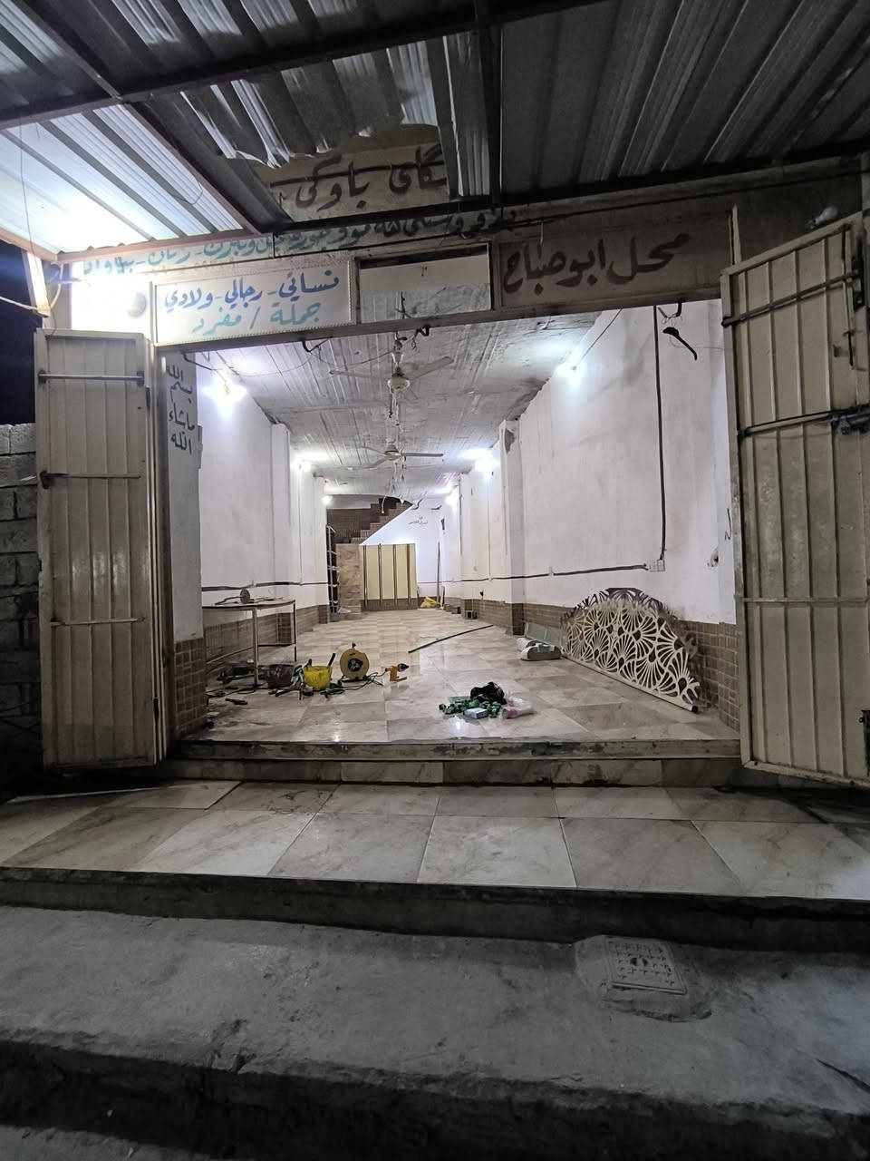 سلام عليكم
محل لليجار مجاور مجاور عيادة شيرزاد مضمد دور الضباط 

واجهية المحل ٤ امتار والنزال ٢٠ متر ويرهم مخزن

للاستفسار ***********
