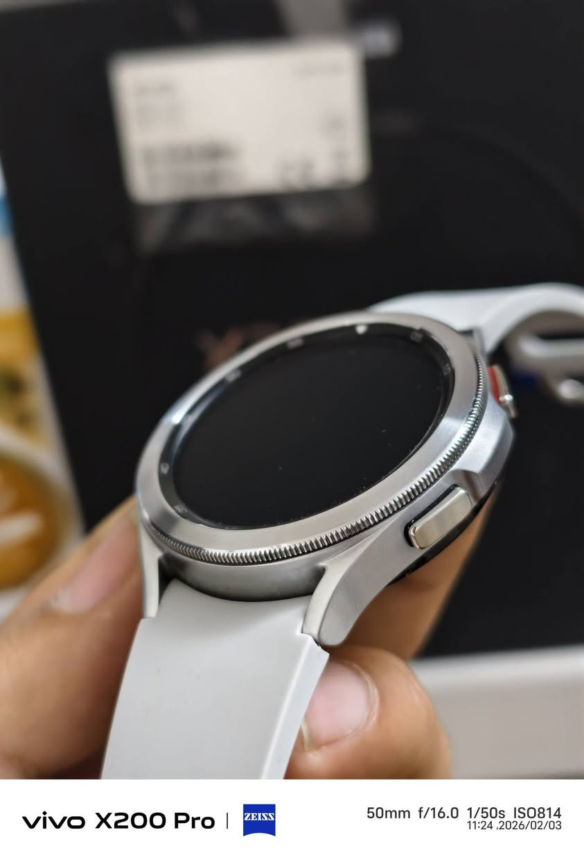 ساعة سامسونك 4 كلاسيك حجم 46
نظيفة جدا مع شاحنه و سير اضافي 
مكاني شارع فلسطين 
***********
السعر 100
