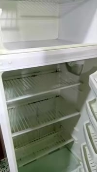 ثلاجه للبيع نظيفة وتبرد ما داخلة تصليح الجو عوزها شويه غاز السعر 100ال...