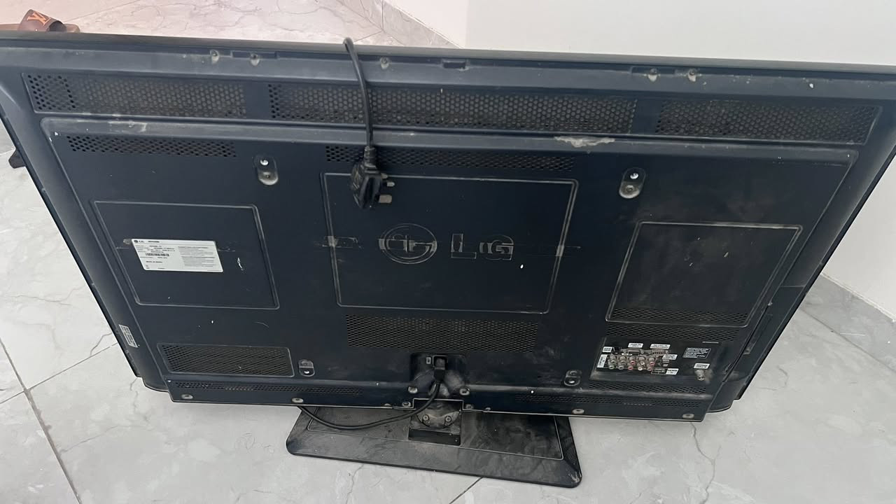 للبيع: شاشة LG Plasma بحجم 42 بوصة - صناعة كورية
أصلية
الوصف:
شاشة LG آصلية (صناعة كورية)، موديل 42PA4500. تتميز بآلوان البلازما الطبيعية والعميقة، الشاشة نظيفة جداً وبحالة ممتازة كما موضح في الصور.
المواصفات الفنية:
.42PA4500-TF :الموديل •
• حجم الشاشة: 42 بوصة.
.(Made in Korea) بلد المنشاً: صنع في كوريا •
• تاريخ الصنع: آبريل 2012.
المنافذ والمداخل:
حتوي الشاشة على كافة المداخل الضرورية:
• منفذ HDMI للاتصال بالأجهزة الحديثة.
• مدخل (RGB (PC لاستخدامها كشاشة كمبيوتر.
• مداخل AV و Component الملونة.
ب مخرج صوت Optical لتوصيل المسرح المنزلي.
حالة الجهاز:
• الجهاز يعمل بكفاءة عالية وبدون أي مشاكل تقنية.
• الهيكل الخارجي بحالة جيدة جداً مع القاعدة الأصلية.
السعر: 75الف قفلها وابد ما بيها مجال ]
المكان: بغداد سيديه ]
لتواصل:
...
0786 443 6008
