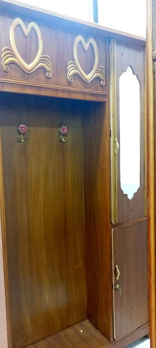 سلام عليكم غرفه طابقين 6ابواب عراقيه نضيفه مستعجل بالبيع
المكان كربلاء شبانات 
السعر 500 بيها مجال 
لتواصل واتساب او الاتصال ***********
