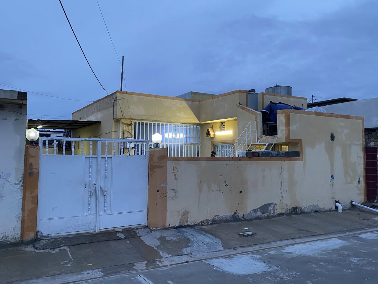 دار للبيع 🏠 
مساحه145م مربع فرع فول خدمات موقع جدا جدا مميز فيلق خلف سوق دبي
سعرها38مليون
للاستفسار ***********
