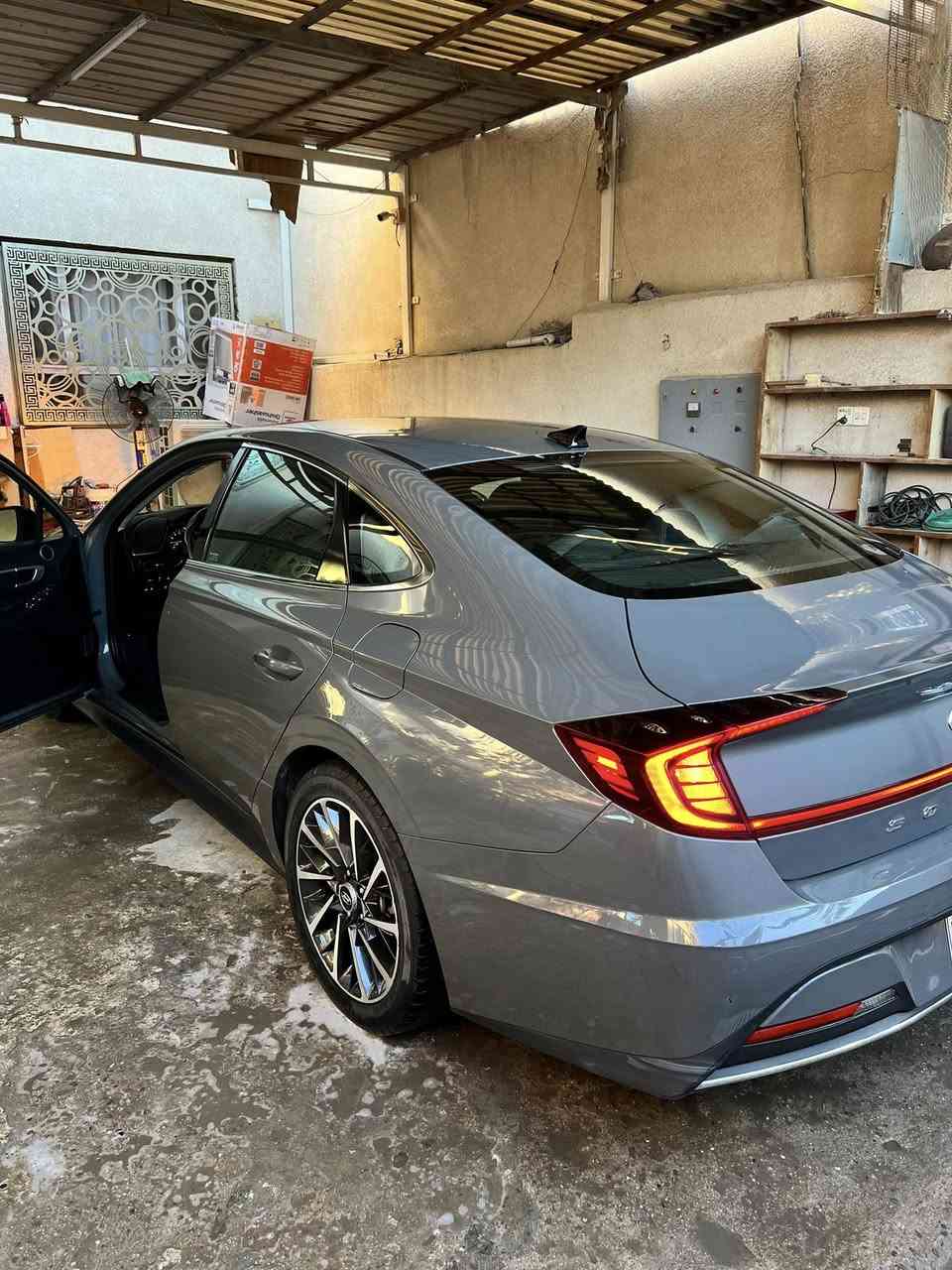 للبيع سوناتا 2023 • رقم معوقين •كفالة عامة • لون أسمنتي مميّز
سيارة نظيفة ومتعوب عليها، ما بيها ولا ضربة، فقط بيها تقرير غرق مياه امطار  خفيف والباقي كله كفالة عامة من الدعامية للدعامية، يعني تمشي وتدعيلي.
السيارة ما تحتاج ولا دينار، ماشية 50 ألف فقط ومستخدمة استخدام راقي.

المواصفات:
 • مكينة 2500 GDI اقتصادية وقوية
 • ويل سبورت
 • نقطة عمياء
 • تحديد مسار
 • سايد بريك كهربائي
 • ستيرن كهربائي
 • مواصفات كاملة ما عدا الفتحة
 • رقم معوقين والمعوق موجود
 • وكالة كاملة موجودة
 • اللون أسمنتي مرغوب ومطلوب

السيارة كلش نظيفة ومحد راح يباوع عليها ويتركها، صراحة جاهزة للشراء بدون تفكير.

العنوان: البصرة – أبي الخصيب – حمدان – قرب جسر حمدان
للتواصل: *********** 
السعر175 وبيها كلش قليل حك الجية
