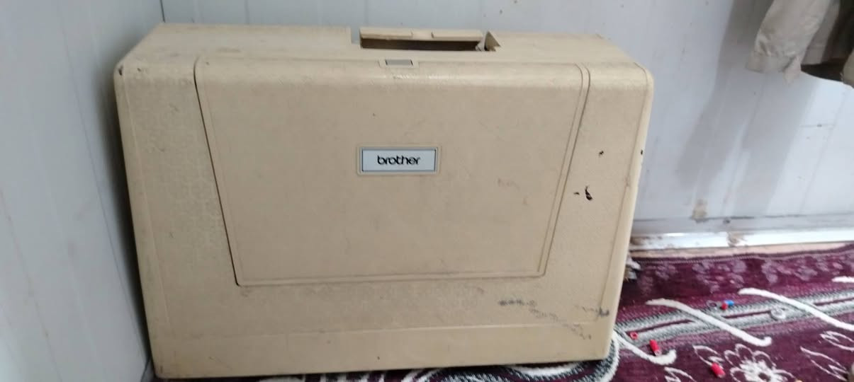 عندي هذة مكينة الخياطة   صارت تكسر ابر اريد ابيعة على هذة الوضعية السعر المطلوب ١٠٠ الف
لتواصل *********** مكاني النجف
