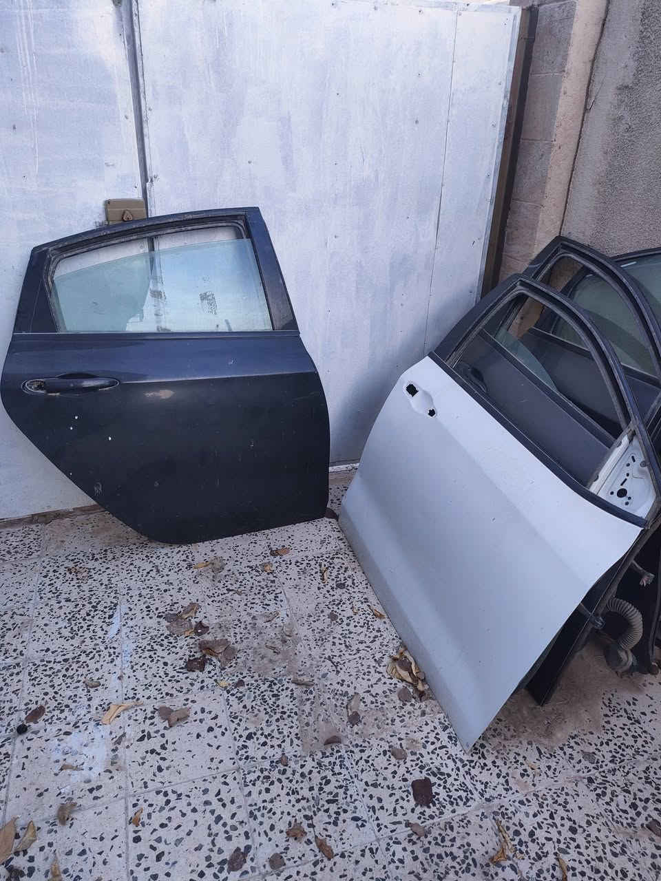 سلام عليكم...متوفر ابواب دارات..اسود خلف سائق جاملغ امامي اسود...ابيض امامي سكن..فيرأني امامي سكن خلفي...كامل مع جام ويدات...القطعه على 100 الف...***********..***********
