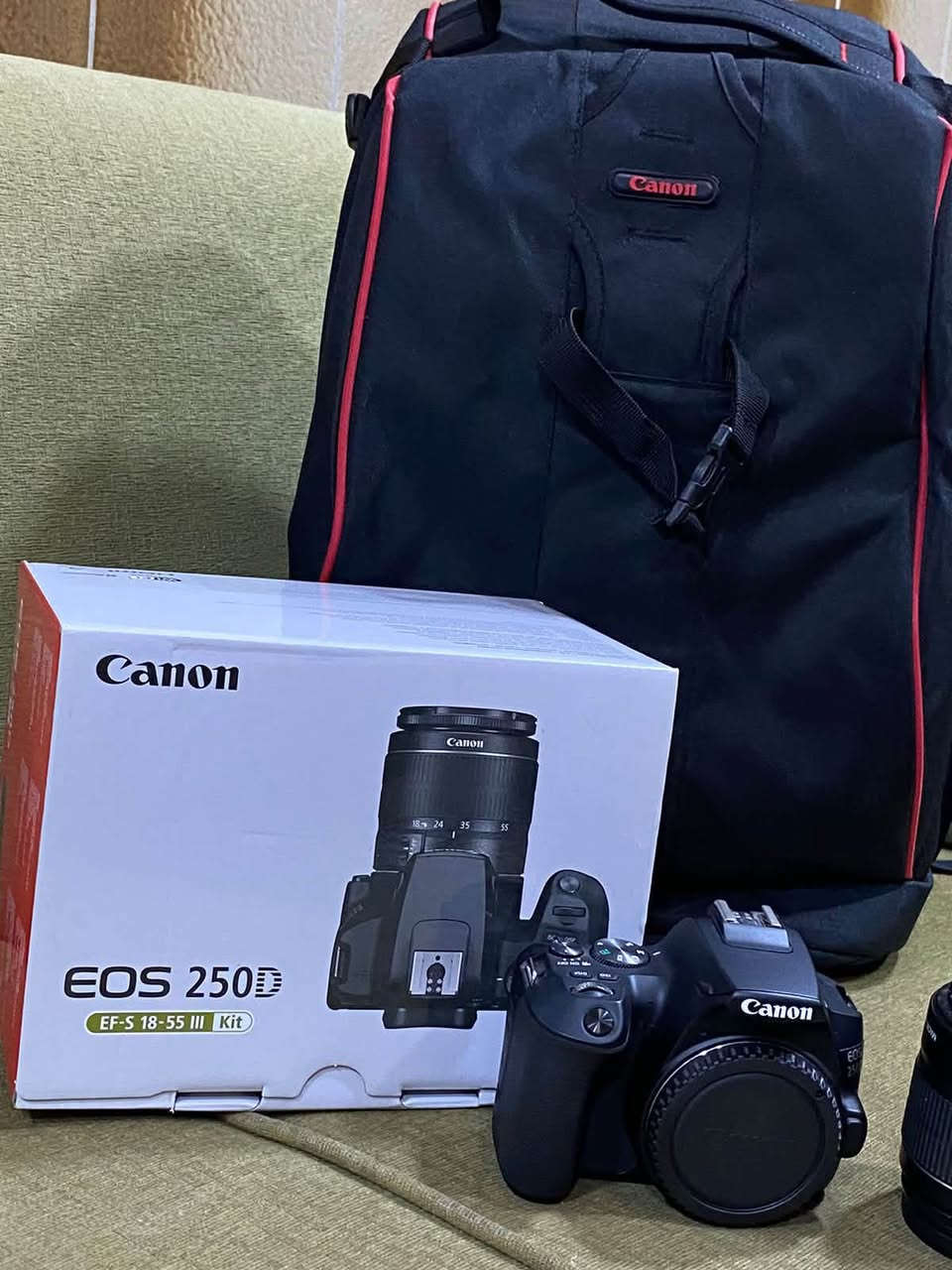 للبيع Canon EOS 250D
كاميرا نظيفة جدًا وتعمل بكفاءة ممتازة، الاستخدام شخصي.

المواصفات:

* دقة 24.1 ميجابكسل
* تصوير 4K وFull HD
* شاشة لمس متحركة بالكامل
* Wi-Fi وBluetooth
* تركيز تلقائي سريع Dual Pixel AF
* مناسبة للتصوير الفوتوغرافي وصناعة المحتوى.

الملحقات:

* ✅ العدسة الأصلية Canon 18-55mm
* ✅ الجنطة الأصلية
* ✅ الكارتون الأصلي
* ✅ الشاحن والبطارية

الكاميرا بحالة ممتازة، وما بيها أي مشاكل.
للاستفسار أو معرفة السعر، راسلني على 

***********

السعر ٦٥٠ الف وبيها مجال بسيط
