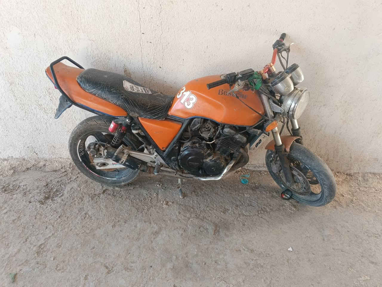 سلام عليكم 
سيبي فور الجيل الاول 16 ولف 
 متروكه صارله شهر 
نقصه باتري وبلكات وين مايعجبك اطلع 
بيع مستعجل الدراجه خير من الله مكينته.
الشراي  ‏‪***********‬‏ اتصل وبيك خير وادلل
السعر 800 وبيه مجال قليل 
للعلم اوراق كامله مكمركه كبل ترقم ✋
