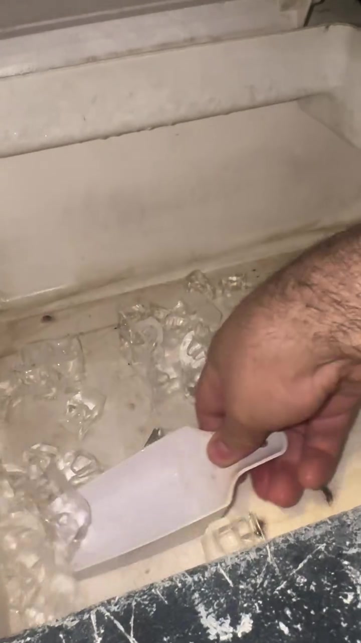 السلام عليكم 

ايس ميكر .. مكينة ثلج 
جاهزة مكانها بغداد 

السعر ٤٠٠$ 
للتواصل  واتساب ***********
