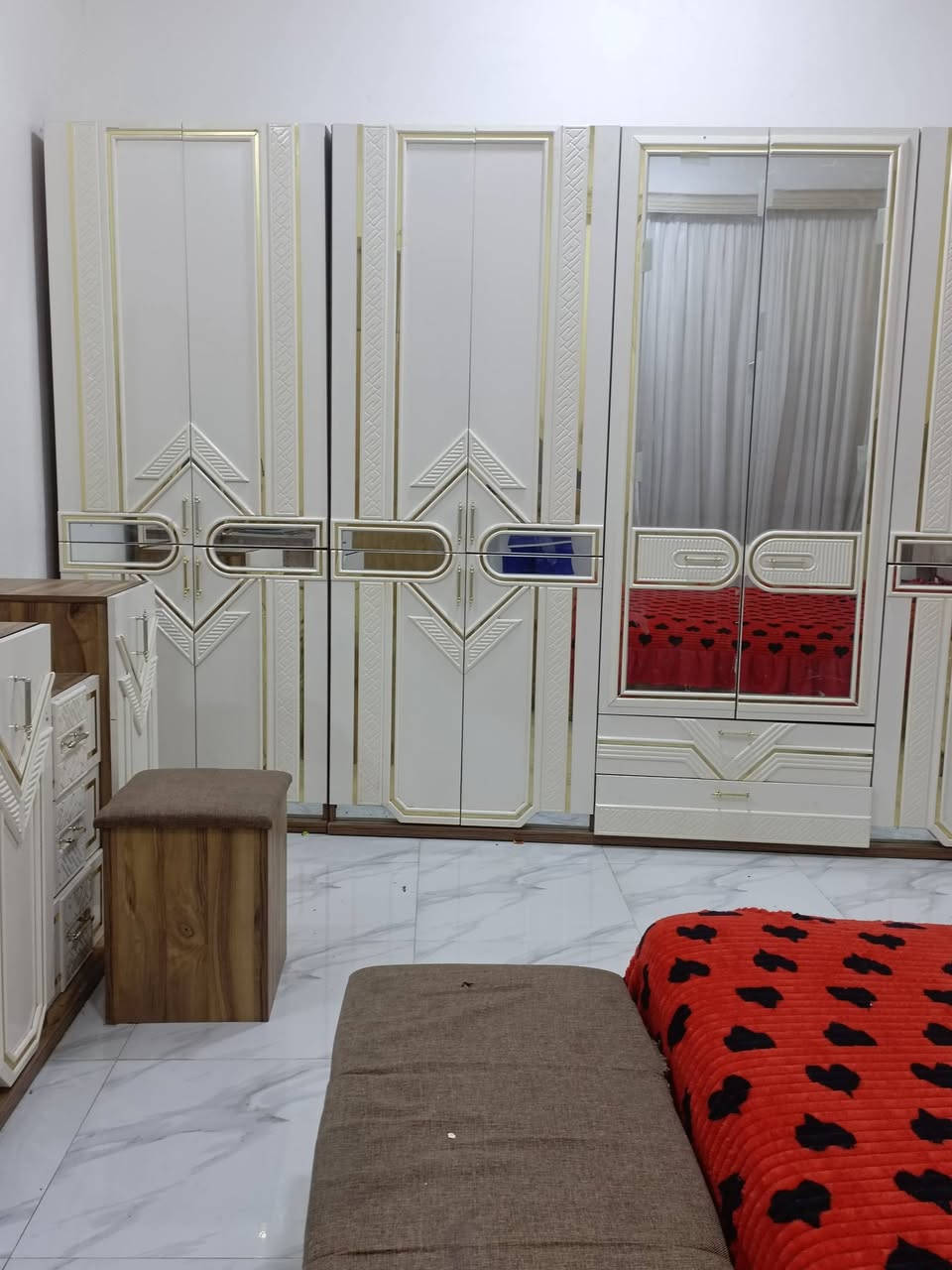 السعر مليون و ٤٠٠ وبيها مجال استخدمه قليل 

***********
