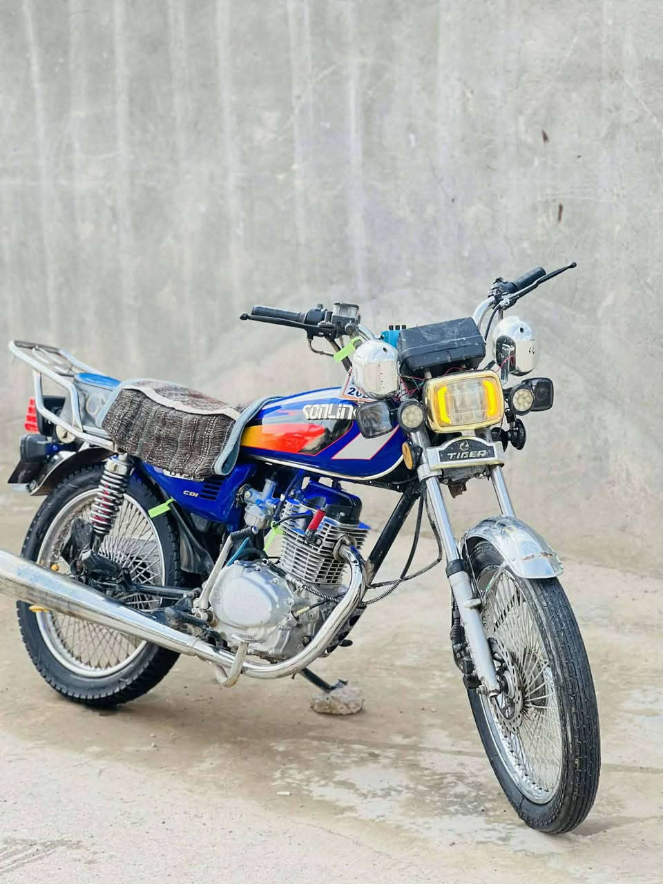 السلام عليكم دراجة تايكر موديل 23 للبيع اي نقص ما بيها شرط هندر واحد الدراجة خير من الله نشطة بيه ورقة كارتونية فقط السعر 500 وبيها مجال مكاني ديالى دلعباس للاستفسار ***********
