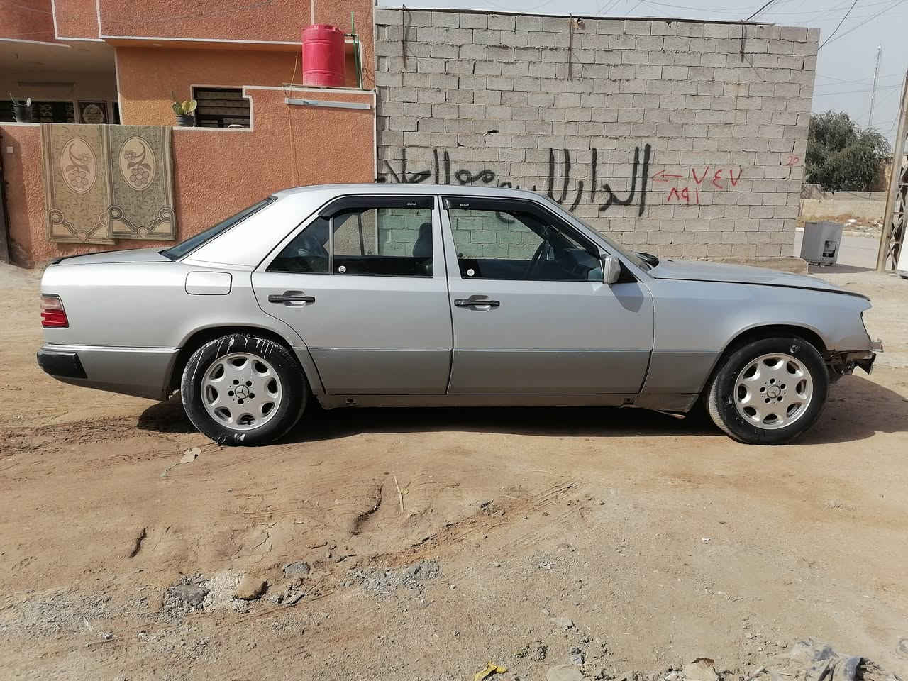 السلام عليكم مارسدس دب موديل 1990 للبيع
رقم بغداد سنوية ل٢٩ مكينة وكير بطه خير من الله
سياره حلوه بيه حادث بسيط واضح بالصوره
سعر ٦٥ وبيه مجال للطيبين
مكان السياره بغداد سبع قصور ***********
