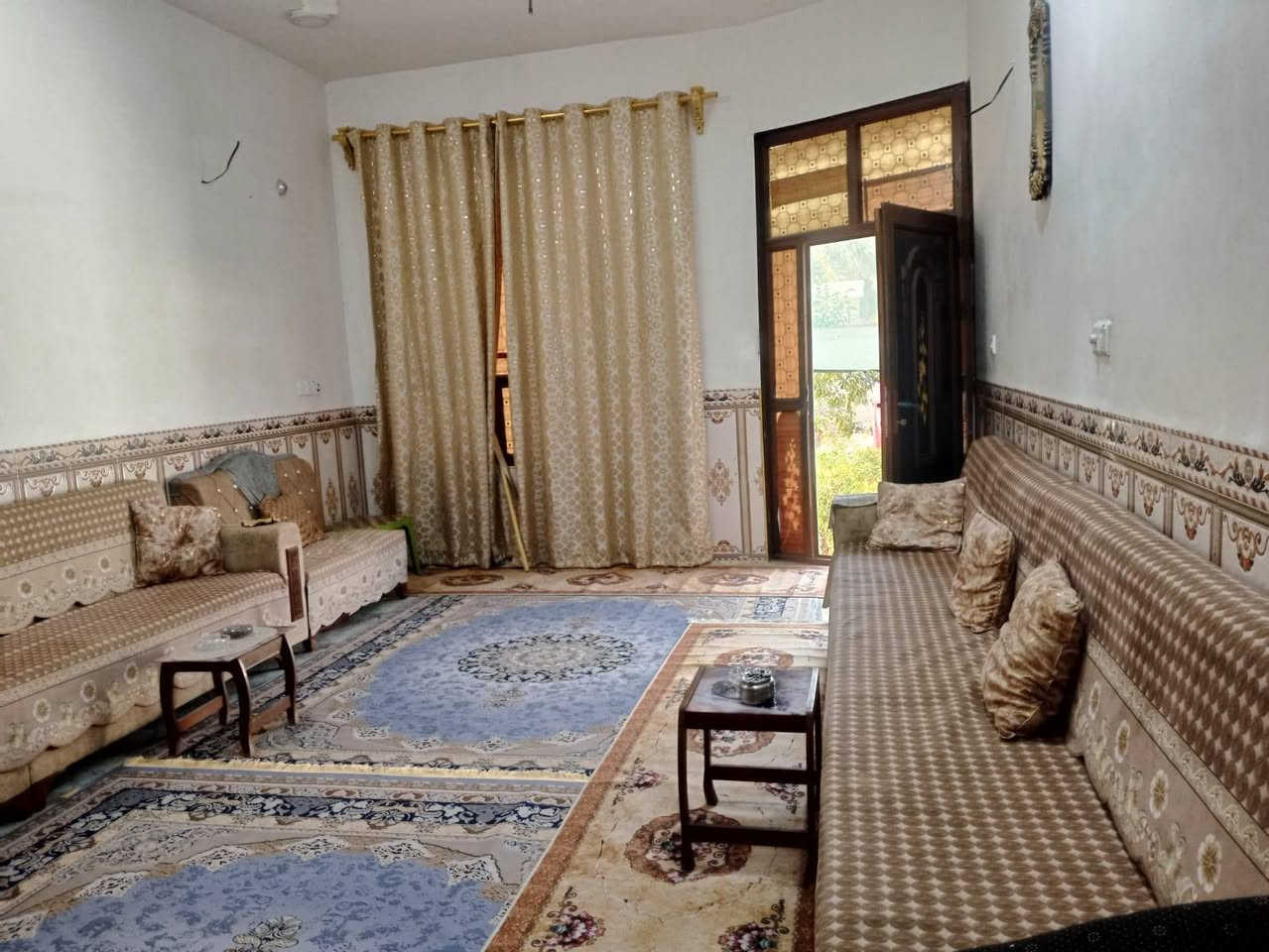 منزل لبيع بهرز الدواسر شارع الدفاعي مساحة 180يتكون من استقبال 7متر مطبخ 4/4 صاله 3/4غرفه نوم 5/4
طرمه صحيات داخليه وخارجيه وحديقه 
جميع الخدمات تبليط مجاري 
السعر 68وبيه مجال للاستفسار الاتصال على هذا الرقم ‏‪***********‬‏
