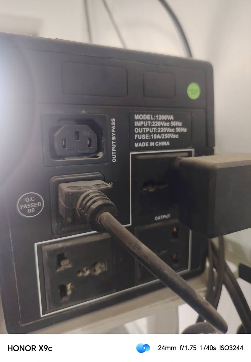 . جهاز للبيع.UPS) بقدرة 1200VA، ويستخدم لتوفير طاقة احتياطية للأجهزة الإلكترونية في حال انقطاع التيار الكهربائي. 
القدرة: 1200VA (ما يعادل 720 واط تقريباً).
جهد الإدخال والإخراج: 220 فولت.
المنافذ: يحتوي على 3 مقابس بريطانية (UK Sockets).
الحماية: مجهز بفيوز (مصهر) بحجم 10 أمبير/250 فولت.


**إذا كنت صاحب هذا الإعلان وتريد حذفه لأي سبب، رجاءا أرسل رسالة إلى الدعم الفني**