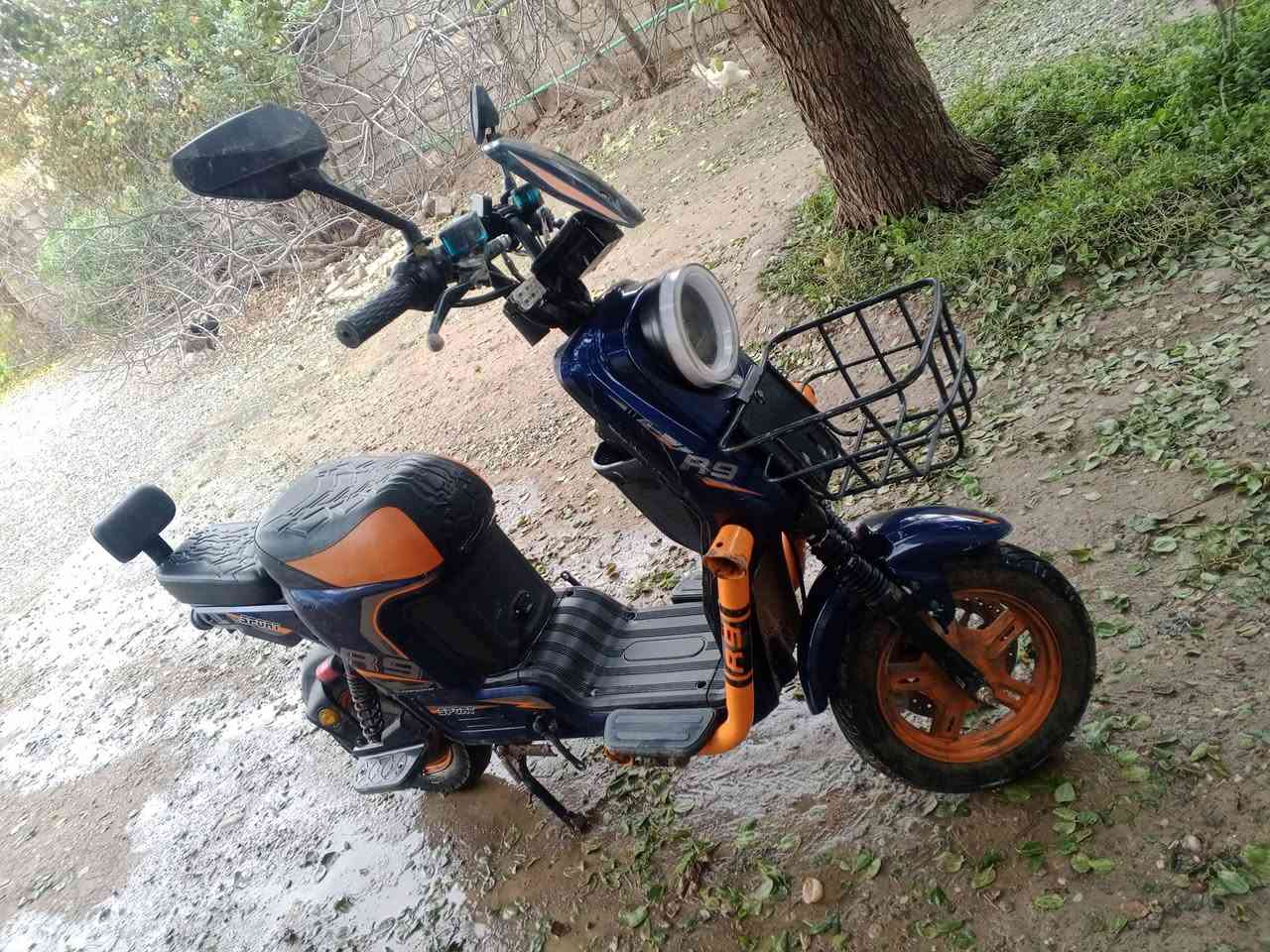 السلام عليكم موطور شحن (R9 sports)
المواصفات.
بطاريات شرط .
ضوء زنون. 
تواير جدد2. 
بريكات2 .
شاشه نضام بلوتوث.
دبل اشاير 2 
كلشي جاهز.بس اشغل وتمشي(السعر.#475..وبي مجال). #الخاص مفتوح #هـ.***********
