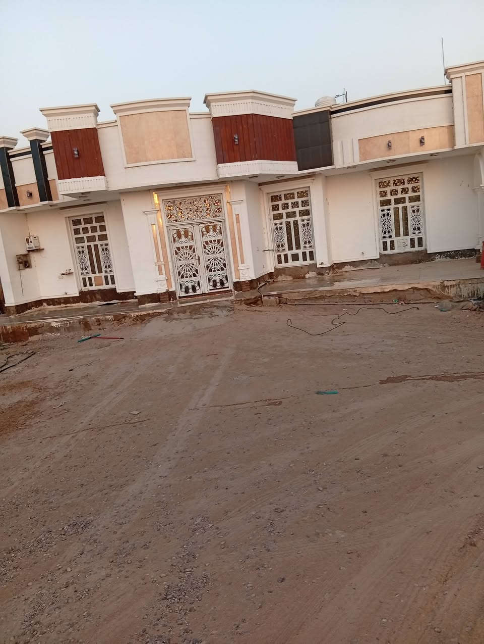 يوجد بيت للايجار في الرمادي كورنيش الجزيره غرفتين وستقبال وصاله داخليه +مطبخ وصحيات خارجية سعر الايجار 500 التواصل ***********
