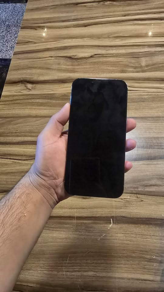 آيفون 13 برو ماكس دبل سيم كارت بطاريه 86 جهاز مبدل شاشه اصليه الجهاز نضيف كلششش سعره 600وبيه مجال قليل للتواصل هذا رقم  ***********
