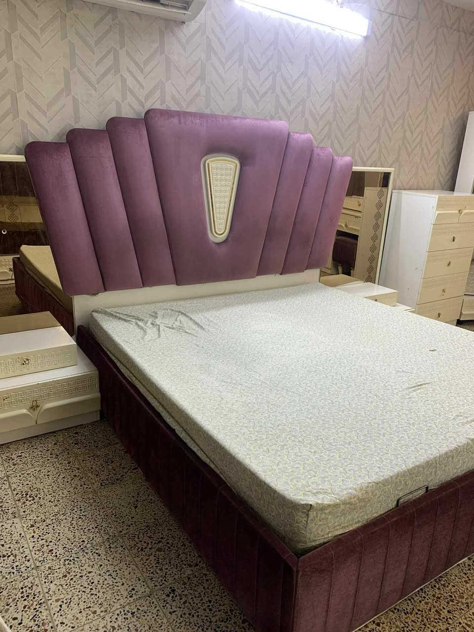 سلام عليكم غرفة نوم تركيه تسع قطع سعرها 750 وبيها مجال للاستفسار اكثر اتصلو   ع هذه الرقم *********** وبيها ضرر بسيط
