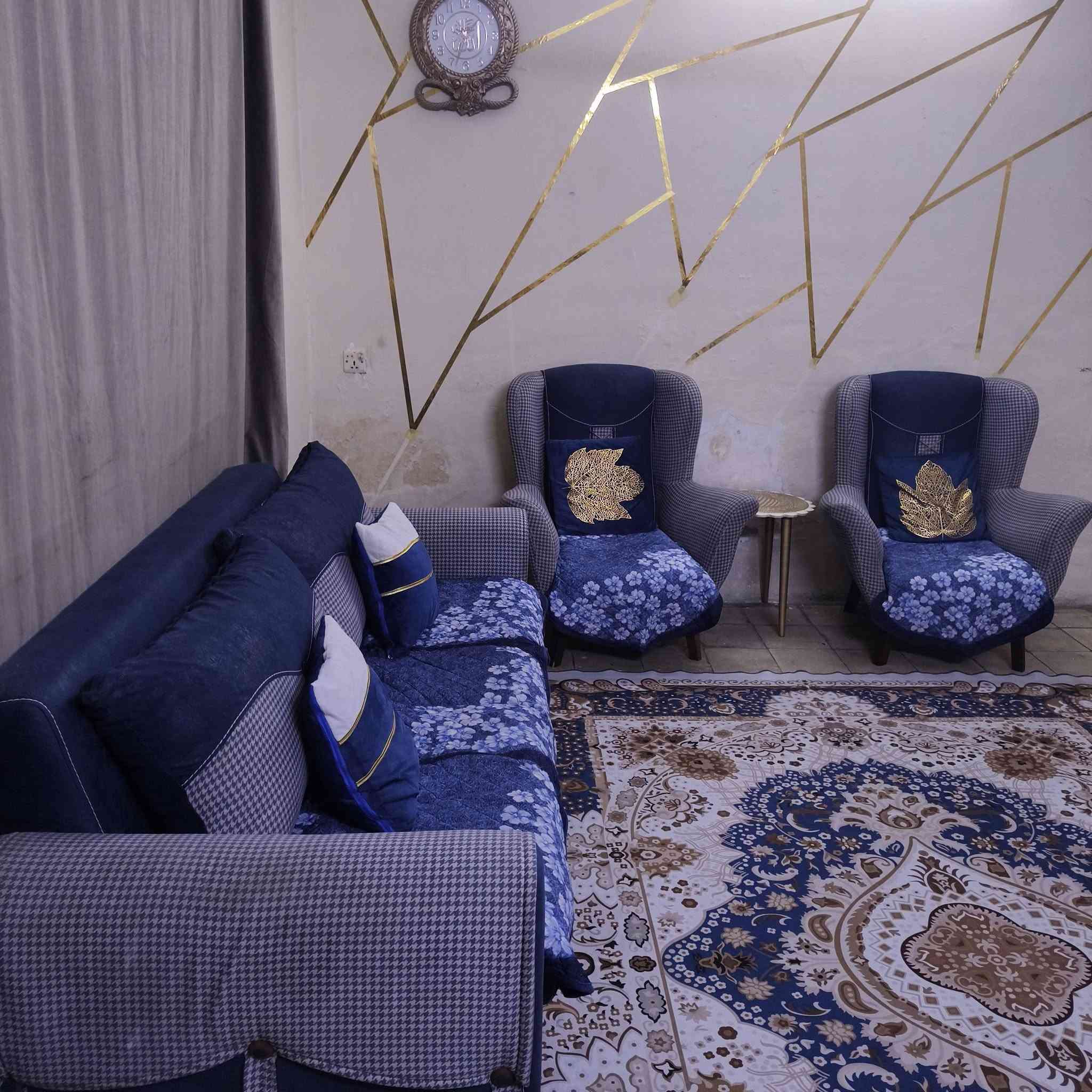 تخم للبيع ثمن مقاعد كبير وثقيل ويتحول الى سرير ومخزن سعره ٤٠٠ للاتصال واتساب *********** مكاني الحريه
