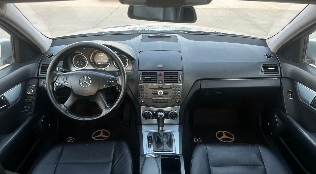 Mercedes benz C300  V6
موديل ٢٠١٠ 
محرك ٦ سلندر ممفتوح بشرط
مكان سيارة سليمانية 
**********************
سعر مطلوب ١١٩ ورقة مجال

للبيع فقط   
**************
سيارة بی جاملغ خلفي  صبغ
بدون ضربة 
و شبر جوه  بالباب سكن امامي 

مواصفات سيارة
****************
كشنات جلد
كشنات كهرياء 
مرايا شفط
شاشة متحرك
ستيرن تحكم 
و بعد مواصفات معروفة
***************
رقم فحص و هزة جديدة
گیر و محرك و تبريد و حدادية بشرط
 مسيرفسة كاملة و تخم تاير جديد

مكان سيارة سليمانية 

*********** السليمانية, العراق
