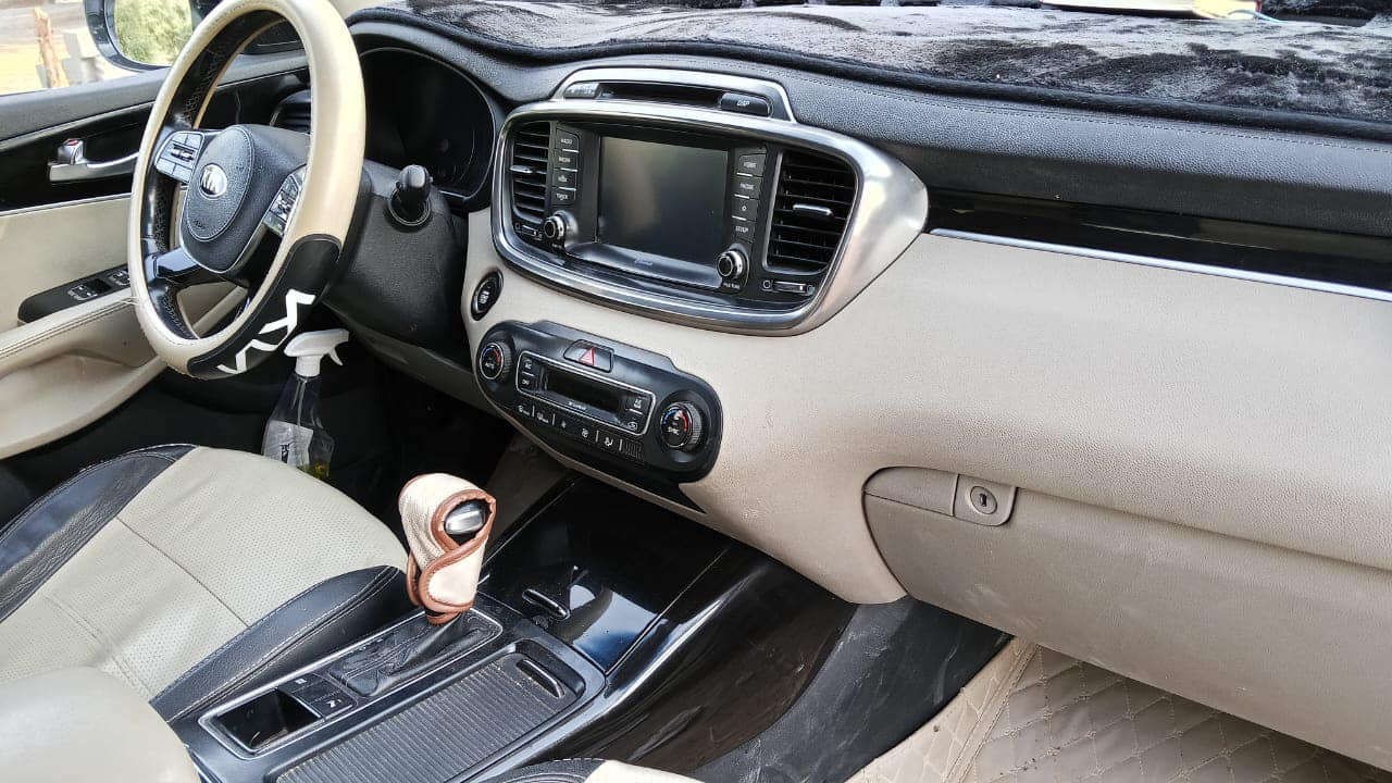 السلام عليكم سورنتو موديل 18شكل ال20 ..السياره فول مواصفات خليجي 
بيها قطعه صبغ الباب خلف الساايق مصبوغه كير ومكينه مكفولات كفاله عامه 
مكان كربلاء الحسينيه 
..رقم ***********
لسعر 235وبيها مجال
