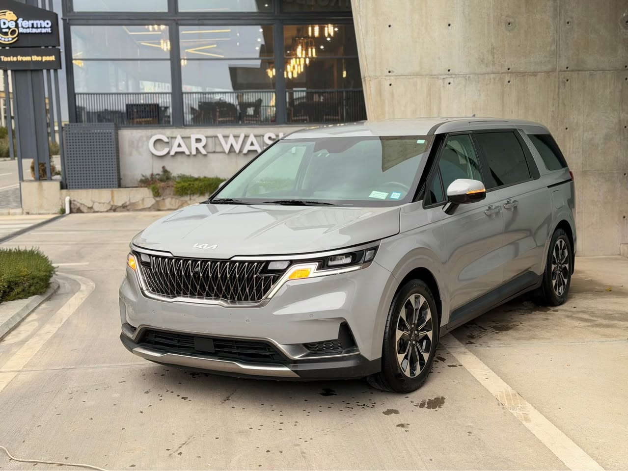 كيا كارنفال MPV EX 2024
ستة سلندر مكينة 3.5 مرغوب
السيارة فول فول مواصفات
سبعة راكب درجة اولى
الباب كل الابواب جك بصمة
كل الجامات بيها بردة
كل الكشنات بيها مكان شحن 
لايت الامامي و الخلفي بيها led ليت ئوتو 
بصمة شغالة 
بريك ئوتو رادار على خط الشارع
بيها خمس كامرات
شاشة ئلكتروني 
والشاشة لمس
كوشن جلد
كوشن هيتر
كوشن كهرباء
ئوتو هولد
بيها درايف مود 
اكو بعد اهواي مواصفات 
السيارة ماشية بس 22 مايل 
بيها رقم كاتي تترقم محافضات شمالية لمتد شهرين
بس البنيد صبغ
بدون داخل
ئيرباك بس الستيرن طاك متغير اب بلادي 
السعر 277
 للاتصل لغة عربية *********** 
واتساب مكان السيارة سليمانية
*********** السليمانية, العراق
