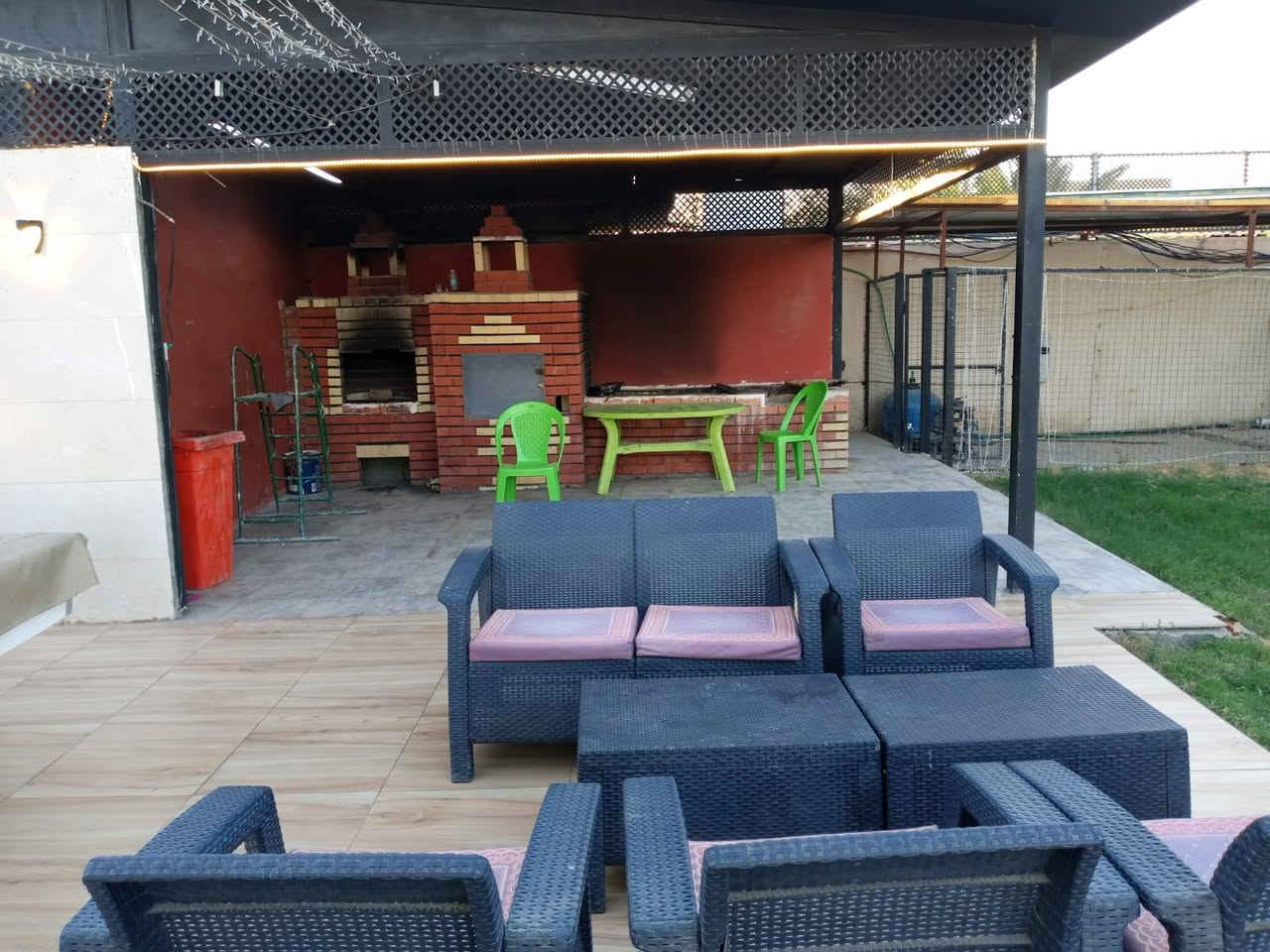 مزرعه للايجار في بغداد
تتكون من مسبح كبير خارجي و داخلي 🚣🏄🏊 
اماكن شواء 🍢 
غرف نوم ٣ 🫰 
العاب صغار 🛺⛺ 
العاب كبار 
فيشه
منضده
بليارد
حدائق كبيره
***********
