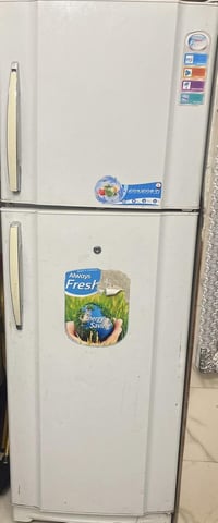 ثلاجه شغاله بلاديه فول تجميد وبروده السعر 150الف مكان حي اور قرب مطعم ...