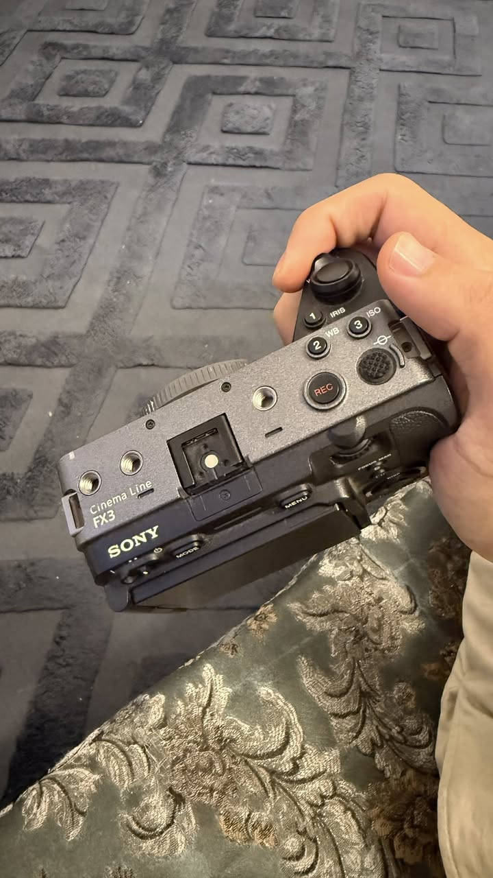 كاميرا Sony FX3 الوجبة القديمة للبيع
الكاميرا نظيفة كلش شخطه مابيها والكاميرا بس يمي 
مع الكارتونة الأصلية، والباتري الأصلي والشاحنة الأصلية والهاندل الأصلي

ويّاها رام CFexpress Type A سعة 320GB.

السعر: 28 ورقة


**إذا كنت صاحب هذا الإعلان وتريد حذفه لأي سبب، رجاءا أرسل رسالة إلى الدعم الفني**
