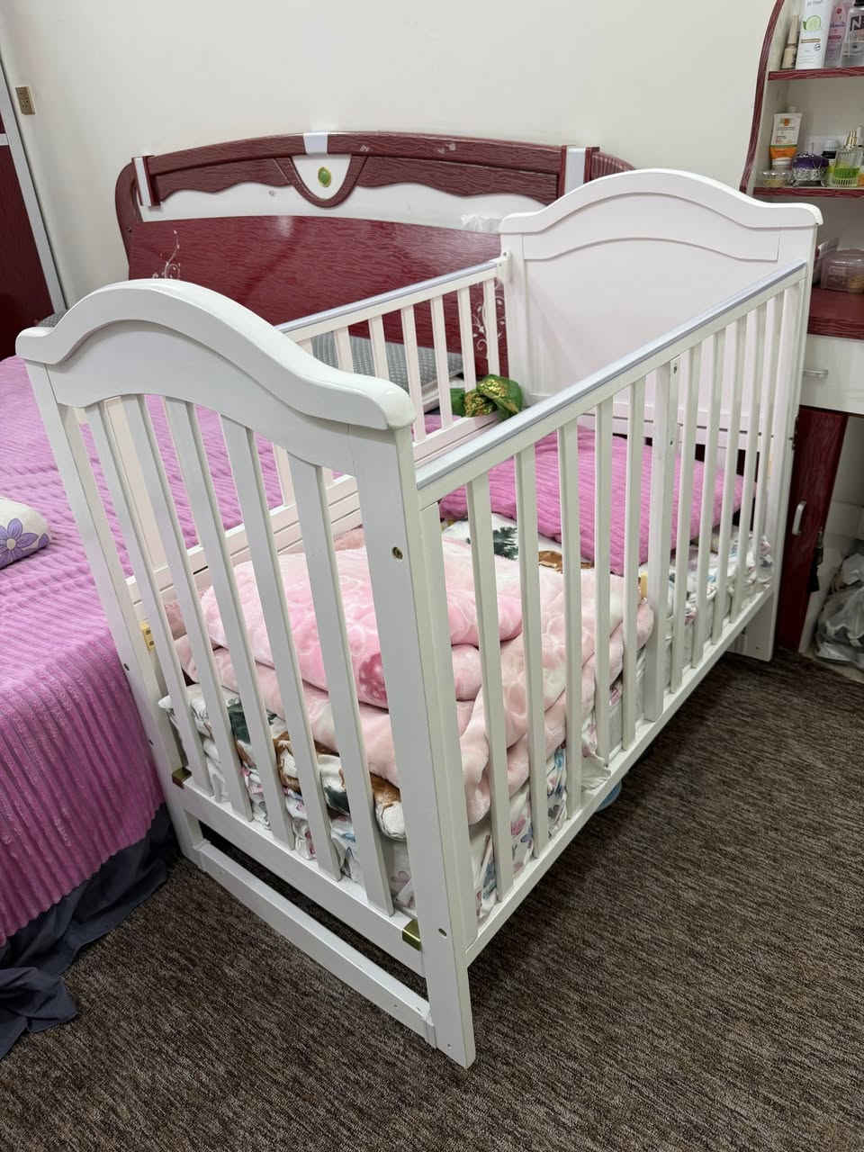 غرفة نوم نفرين ست قطع سرير وميز مرايا وكنتور وكومدي عدد ثنين وميز تعلاگه ب٢٠٠ الف وبيها مجال للشراي بيها أضرار … مع دوشك نفرين تصير ٢٥٠ 
مع سرير أطفال جديد ما مستعمل ب١٥٠ وويا الدوشك مالته ويتكبر لحد عمر ١٥ سنه 
عنوان كربلاء _ باب طوريج
للاستفسار 
‏***********
