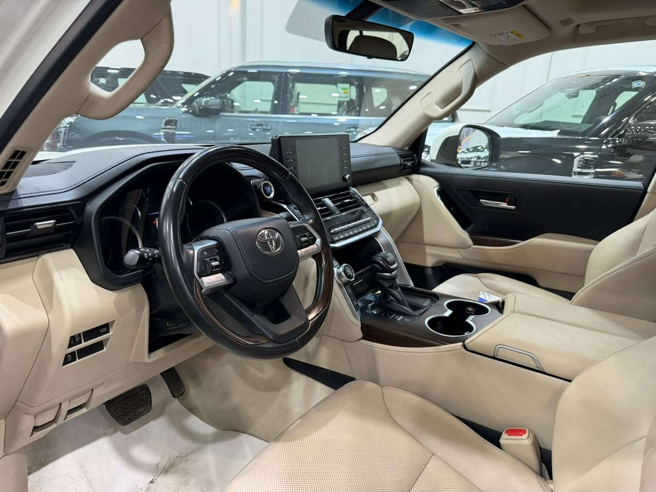 لاندكروز 2023 ساز فول 
السياره جديده جدا 
رقم بغداد الجديد 11 
بعدهه بضمان الشركة 
ماشيه 10 الف فقط 
مكفوله كفاله عامه ( بيهه رصعه صغيره باب الراكب فقط ) 
السعر 66 الف . 
للاستفسار ع هذا الرقم 
***********
مكانهه بغداد
