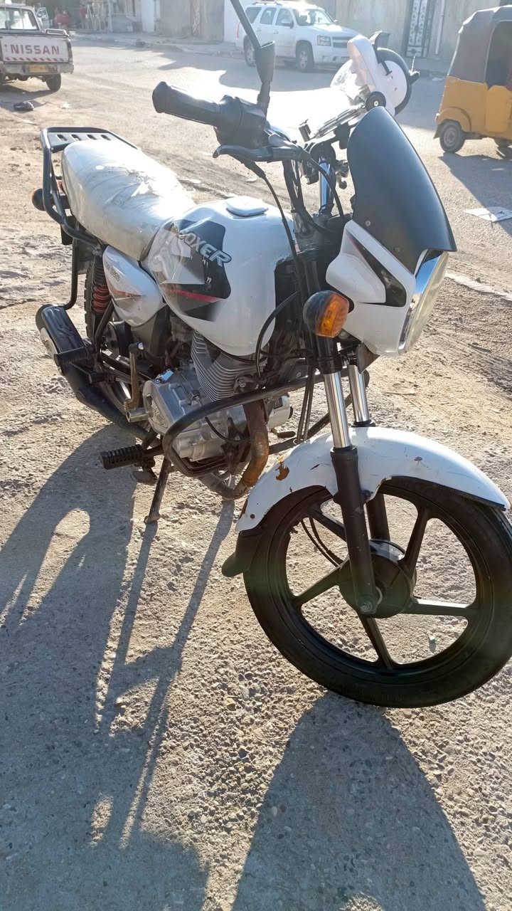 للبيع دراجه بوكسر  موديل 2022 بهيه محرك مبدل سوته  جديد وياه المحرك مالتهه بس محرك  قديم يرادله بس تجفيت   دراجه رقم وسنويه. راعيه يرد تحويل وتجي وشوفه عنوان الطويسه قرب الجسر الحمر رقم*********** وتساب الي ريدخابرسعرمليون 500 بيه مجل
