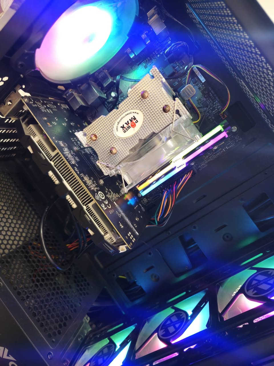 تجميعه للبيع
المعالج: Intel Core i5-9400F (جيل تاسع، 6 أنوية).
​كارت الشاشة: NVIDIA GeForce GTX 1050 Ti 4GB.
​الرام: 16GB (dual channel).
​التخزين: SSD 128GB (لفتح النظام والألعاب بسرعة) + HDD 1TB (للملفات والألعاب).
​اللوحة الأم (Motherboard): ASUS Prime H310M-K R2.0.
​الباور سبلاي: Neutron Electron بقوة 700W (أداء مستقر وعالي).
​الشاشة: MSI Gaming Monitor 144Hz (سريعة جداً وتجربة لعب سلسة).
​الملحقات: ماوس وكيبورد من شركة Jedel.
​ملاحظات:
​الحاسبة مفحوصة بالكامل ولا توجد فيها أي مشاكل.
​النظام ويندوز 10 برو نسخة أصلية.
​التبريد والأداء ممتاز ومناسبة جداً للكيمنك


**إذا كنت صاحب هذا الإعلان وتريد حذفه لأي سبب، رجاءا أرسل رسالة إلى الدعم الفني**