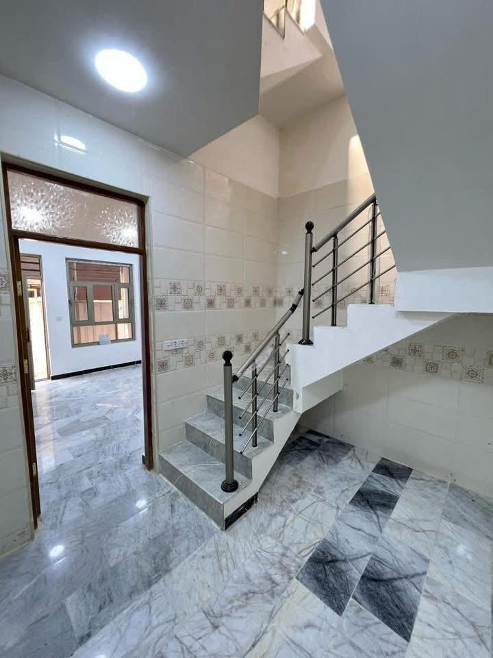 للبيع✅
50م.     واجهة6 
بناء جديد/مدخلين /طابقين
♦️يحتوي على استقبال+مطبخ حار بارد+غرف نوم عدد(2)

الموقع📍الشعب-حي التجار
السعر:155 وقابل للتفاوض

مكتب الثقة للعقار
حي اور-شارع نادي النفط-مقابل مركز سناريا لطب الاسنان
***********📳
***********📳
