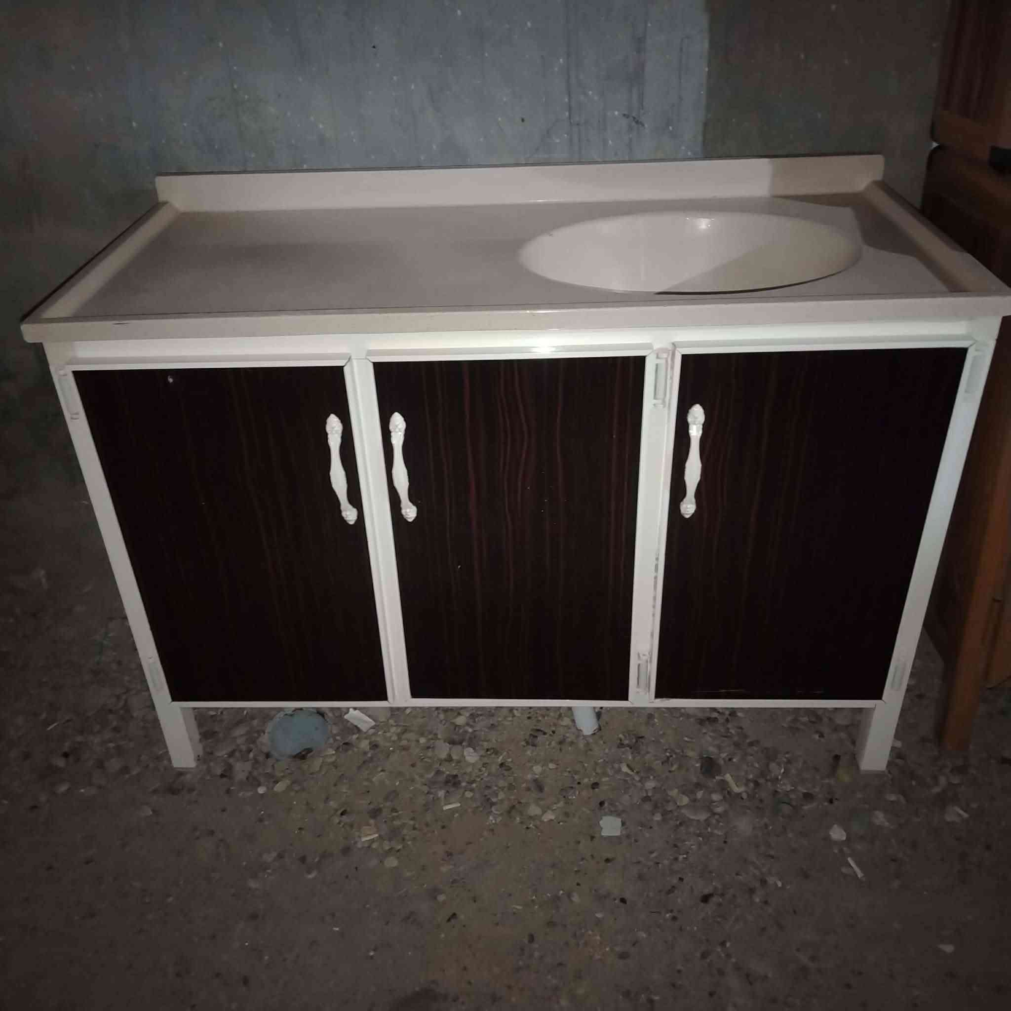 كاونتر مترو نص   3 قطع  
اخو الجديد 
استفسار 
***********
اذا عندك كاونتر او سنك لبيع نشتري منك
