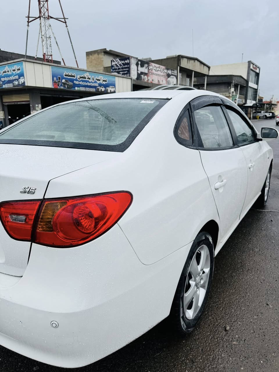 هۆندا ئاڤانتی بڕاوە 2010
گێر مەکینە تەبرید بەشەرتە
دەعم و لێدراو خایس و کەڤەر بەشەرتە
ناوزەرد سوکان ڤۆلیۆم و تەبرید لەمس
بیلاد بلوتوز ویل گەورە کوشن هیتەر
کامل مەسرەف کراوە ماڵی دۆستە
سەقف وەک شوشەیە یەک شوختی نیە
نرخی ٥٧ گەڵا و مجال
***********
شوێن چوارقورنە
