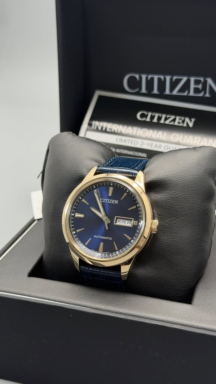 ساعة CITIZEN Automatic الأصلية
تصميم كلاسيكي فاخر يجمع بين البساطة والأناقة، مع تفاصيل ذهبية وسير جلد بلون كحلي يمنحها حضور راقي ومميز.

المواصفات:

* مكينة أوتوماتيك أصلية Automatic
* هيكل مطلي باللون الذهبي الفاخر
* واجهة كحلية أنيقة بتصميم كلاسيكي
* عرض اليوم والتاريخ
* سير جلد فاخر بنقشة راقية
* زجاج مقاوم للخدش
* صناعة عالية الجودة مع أداء عملي يومي
* أصلية وكالة مع إمكانية الفحص والاختبار

السعر: 500,000 دينار عراقي

للتواصل والاستفسار واتساب:
***********
