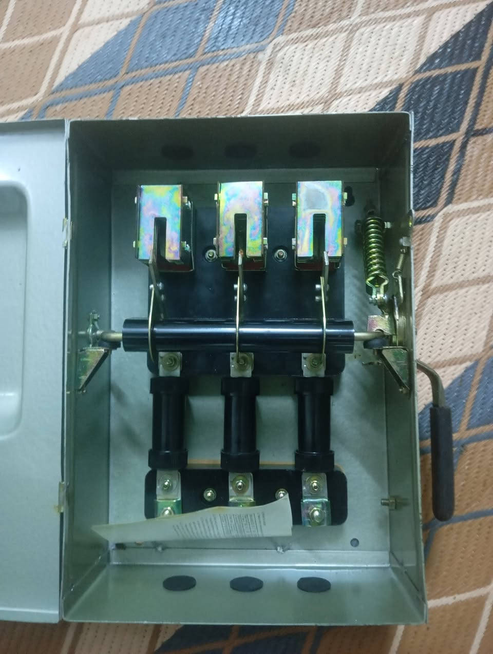 للبيع العنوان مدينة الصدر رقم ***********
