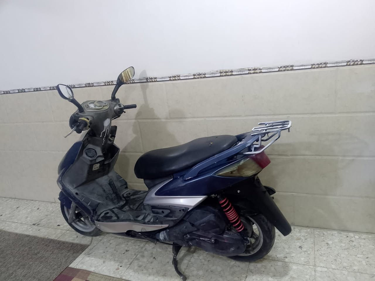 دراجه سكنس فحل ابلاديه كلها مختمه ختم واحد نكره سلف هندر مكينتها حيل ناعمه كهربائيات كلها شغاله اوراقها كامله باسمي السعر 500 العنوان الشعب التلفون ***********
