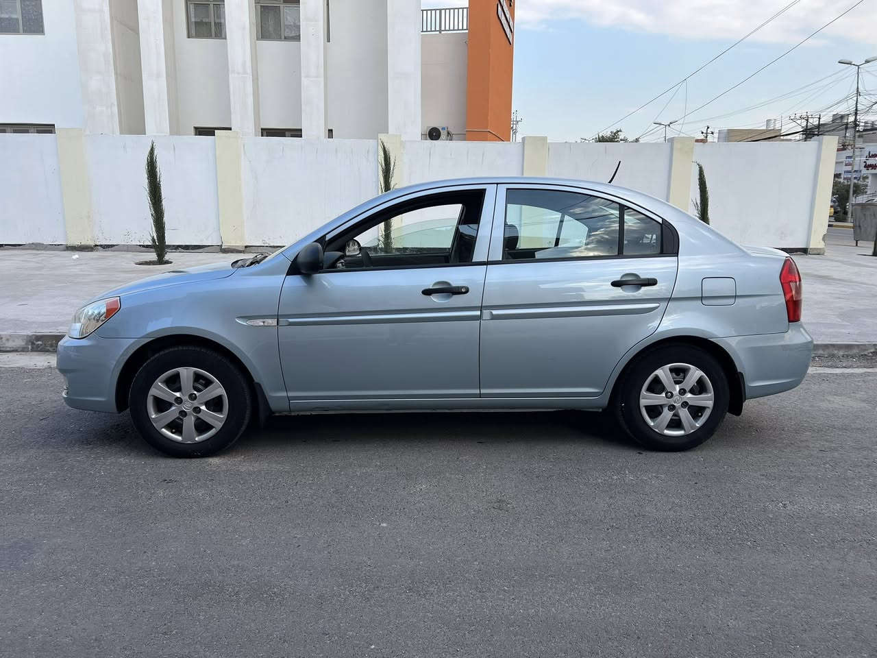 السلام عليكم
اكسنت كوري ٢٠٠٩
بدون صبغ شرط حتى الدعميات 
كير عادي 
جامات كهرب 
كير ومحرك شرط
تبريد ثلج
رقم وسنويه وهزه جديد بأسمي
سياره جديده وجاهزه ما يعوزها اي مصرف 
السعر ٨٣ 
***********
***********
