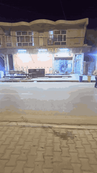 بيت تجاري للبيع
♦️المساحه ٣٠٠ متر 
♦️العنوان ( كوت _ حي الحوراء _ شارع الكفاح ) 
[يحتوي على بيت ٢٠٠ متر + ٣ محلات + شقه] 
(الوارد مليون وربع شهرياً) 
للتواصل ***********
