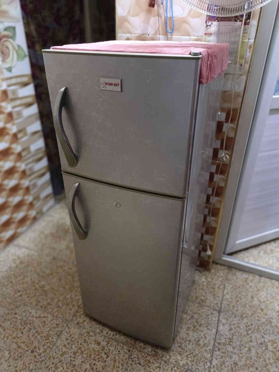 السلام عليكم ثلاجه كوريه للبيع بعدهي بلجيش شرط تجمد ثلج ⛄تجي تفحصها وتكلبها يله تاخذها الاصليه هاي مو التقليد الباب الاول *********** المكان بغداد المحموديه!!!
