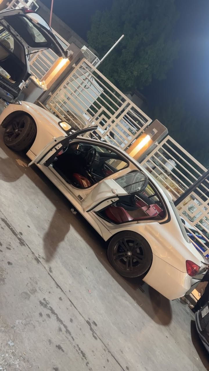 Bmw 2016 328i twin turbo 
بصمة 
كراسي كهرباء + خزن 
داتا شو عرض الزجاجه الاماميه
كشنات تدفئه 
داخل احمر واسود 
كامرا 
حساسات اماميه + خلفيه 
شاشه وماوس 
3 مود للقياده
 

للاستفسار ***********
