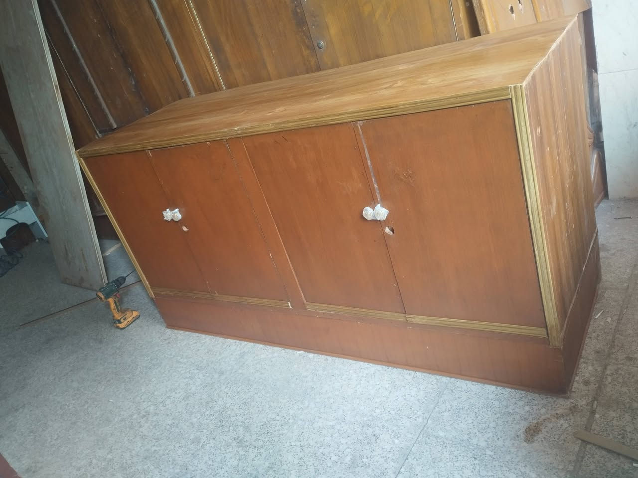 يالله 
متوفر كنتور بابين ملحق نضيف جدا مع يدات وقفاله جدد 
ومتوفر بوفيه 4 ابواب نضيفه 
بسعر مناسب جدا 
العنوان/ واسط نعمانيه شارع 13 مقابل بيت حجي خيون 
للاستفسار مراسلة الصفحه او الاتصال 
*********** واتساب فقط 
***********
***********
