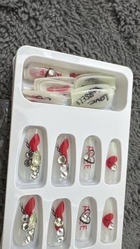 أظافر صناعية • ٢٤قطعة • اكريليك لاصق