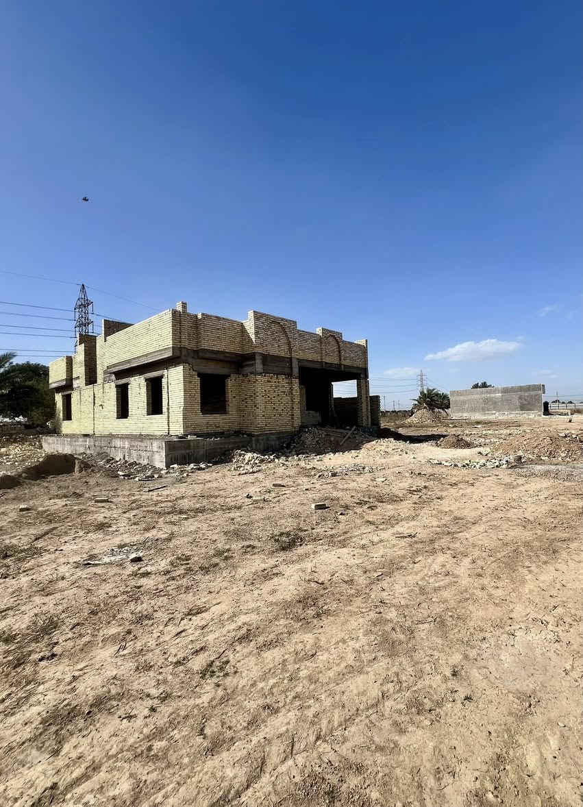 سلام عليكم دار للبيع 
المساحه الكليه 500 متر 
مساحه البناء 250 متر  ( ملك صرف )✅ 
شغل وبناء درجه اولى 
هيكل قيد الانشاء يتم تسليمة حسب الاتفاق 
يحتوي على 
استقبال 9x4 متر 
ومطبخ 6x4 متر 
وهول 6x4 متر 
وغرف نوم 3  مساحة كل غرفه  5x4 متر 
وصحيات عدد 2 
وحولي كبير مع مساحة درج 
متوفر كافة الخدمات من كهرباء وماء وتبليط…
الموقع بغداد الانتصار حي المهندسين  على مدخل الانتصار الجديد الطريق السايدين الرابط بين الانتصار وجزيرة بغداد السياحيه و الراشدية 
تفاصيل اكثر 📞📞
***********
