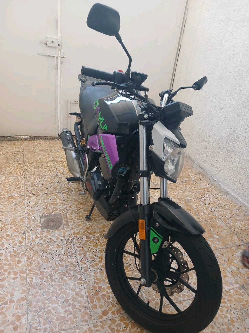 سلام عليكم شباب دراجه دايون ميكا موديل 23رقم وسنويه مداور شوكت مايعجبك دراجه جديده محرك حجم 200وهواي تفاصيل بيها صراحه ماعرفه بيه بعد بس مواصفات بيها هواي سعر مليونين و5٠٠ سبب البيع عندي بناء مكاني كربلاء حي لمعلمين ***********