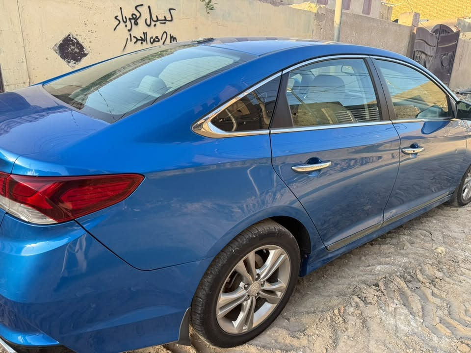السلام عليكم 
سوناتا 2018 امريكي رقم بغداد باسمي 
حادثها الجاملغ جهة السايق فقط بدون ايرباك  والباقي كفالة مواصفات السيارة 
بصمة 
مكينة ٢٤٠٠ 
شاشة انفكشن جبيرة 
كشنات مخمل تدفئة بالكشن 
السعر ١٢٥ وبيها مجال 
مكان السيارة الديوانية
موبايل/ ***********
