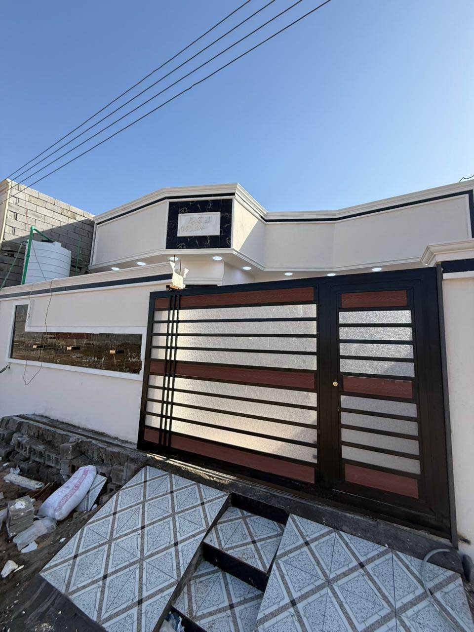 #اسعد_الله_أوقاتكم_بكل_خير👋⁉️

دار سكن للبيع ⛪️ بسعر بلاااش 

#المساحه :: 200 متر  بناء حديث بعده بل جيس

#يحتوي البيت على غرفتين نوم 
و ديوان 
و صاله 
و مطبخ 
و صحيات داخلي و خارجي و كراج سياره 
بيت كلش مرتب 

كافه الخدمات متوفره 

#جنس_العقار :: طابو صرف زراعي بأسم عراقي سند ٢٥ راعي لارض ساكن نفس المنطقه 

#العنوان ابو الخصيب  شارع ابو كوصره 
يبعد عن شارع ابو كوصره 50 او اقل 

#السعر 115مليون و بي مجال 
#للاستفسار الاتصال على الهاتف *********** البصرة, العراق
